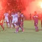 Laga uji coba antara Persik Kediri melawan Persita di Stadion Brawijaya, Kota Kediri, Kamis (2/5/2019), harus berakhir imbang sebelum laga usai karena suporter memaksa masuk ke lapangan. (Bola.com/Gatot Susetyo)