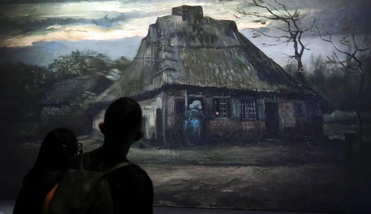 Pengunjung menjelajahi Beyond Van Gogh, pameran virtual lukisan Vincent Van Gogh di Lima, Peru, 4 Maret 2022. (AP Photo/Martin Mejia)