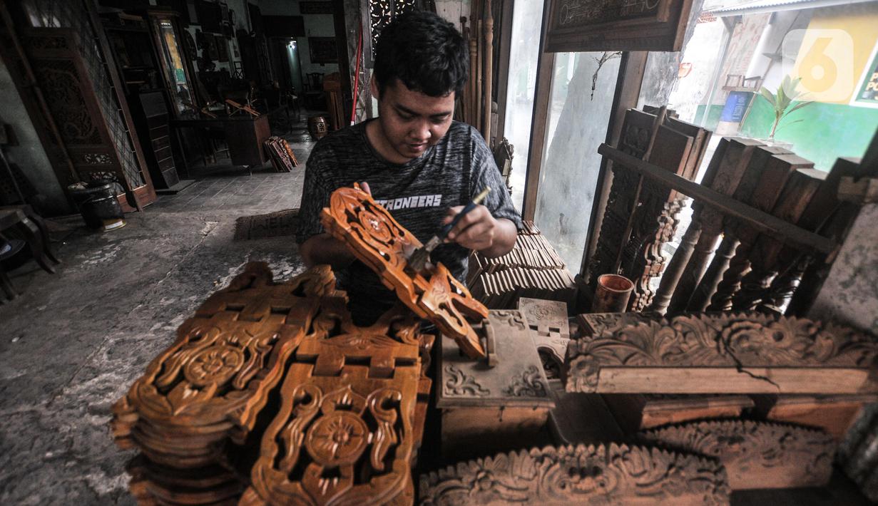 Pekerja menyelesaikan pembuatan rehal atau meja untuk Al-qur’an di Toko Mabruri 12, Klender, Jakarta, Rabu (13/4/2022). Penjualan rehal pada Ramadhan kali ini mengalami peningkatan hingga 50 persen dibandingkan tahun sebelumnya. (merdeka.com/Iqbal S Nugroho)