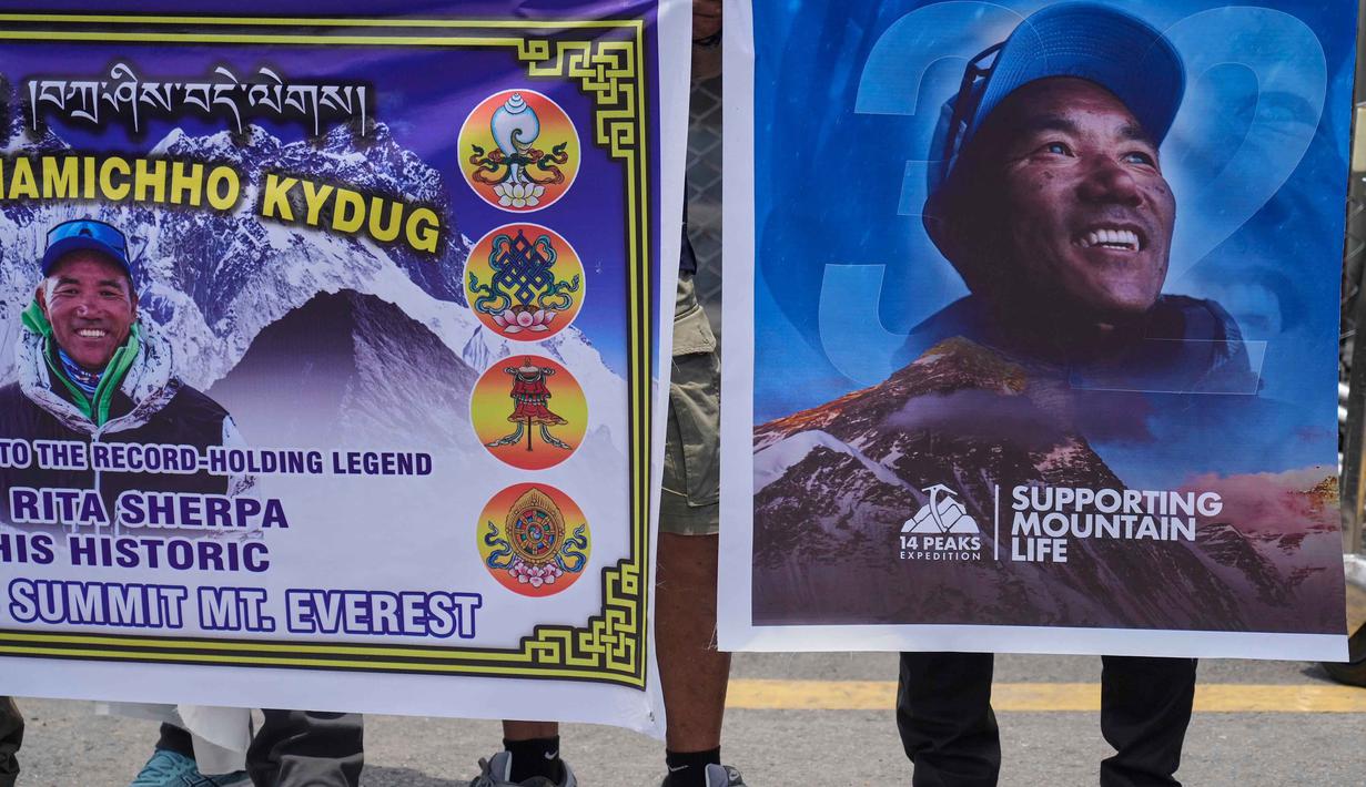 Teman dan anggota keluarga menunggu saat pemandu gunung legendaris asal Nepal, Kami Rita Sherpa, kembali dari Gunung Everest setelah pendakiannya yang ke-32, tiba di Kathmandu, Nepal, Jumat 22 Mei 2026. (AP Photo/Niranjan Shrestha)