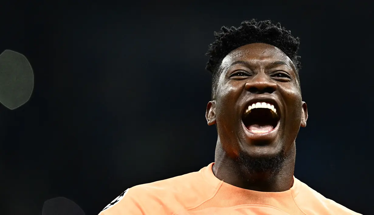 Kiper Inter Milan, Andre Onana merayakan kemenangan atas AC Milan pada laga leg kedua semifinal Liga Champions 2022/2023 di Giuseppe-Meazza Stadium, Milan, 16 Mei 2023. (AFP/Gabriel Bouys)