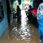 Puluhan rumah di kawasan Ulujami, Jakarta Selatan terendam banjir akibat luapan Kali Pesangggrahan (Liputan6.com/Putu)