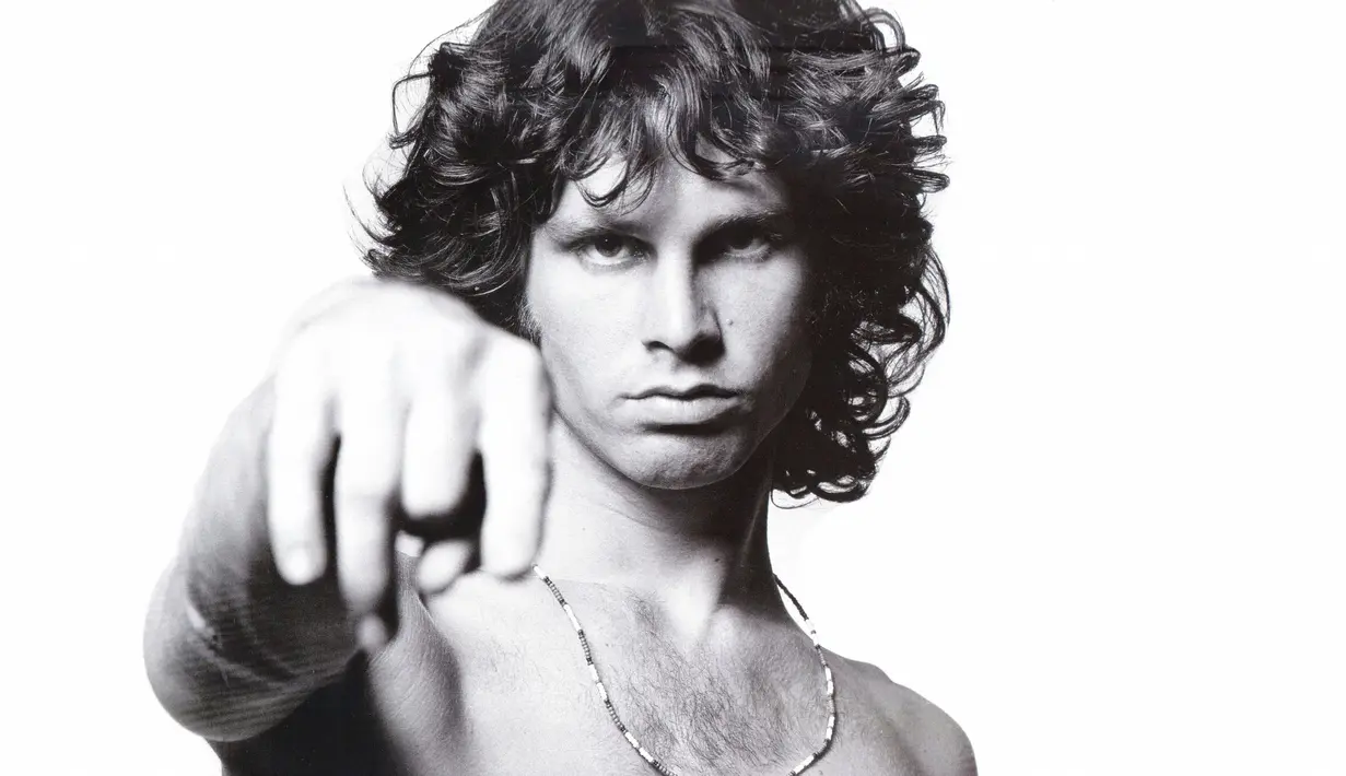 Jim Morrison meninggal karena gagal jantung. Namun dilansir dari thestir.cafemom, terdapat spekulasi dirinya meninggal karena kombinasi alkohol dna obat-obatan. (Momzinga)
