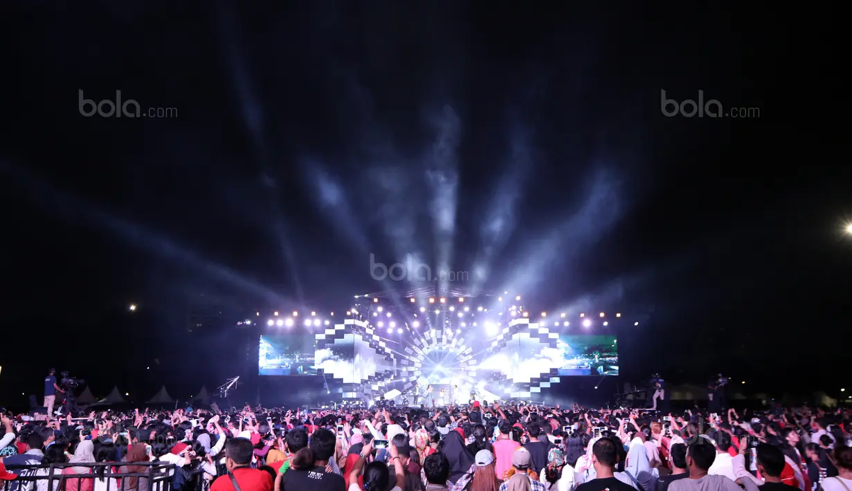 Suasana Countdown Asian Games 2018 yang diluncurkan oleh Presiden Republik Indonesia di Silang Monas, Jakarta, (18/8/2017), Asian Games 2018 memiliki tema Energy Of Asia. (Bola.com/Nicklas Hanoatubun)