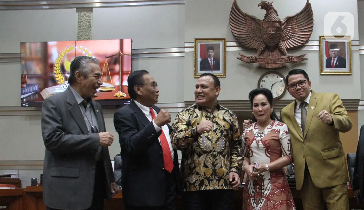 Ketua Komisi Pemberantasan Korupsi (KPK), Firli Bahuri (tengah) berfoto bersama anggota Komisi III DPR seusai rapat kerja dengan Komisi III DPR di Kompleks Parlemen, Senayan, Jakarta, Rabu (7/9/2022). Rapat tersebut membahas RKA K/L tahun 2023 dan pembahasan usulan program yang akan didanai oleh DAK. (Liputan6.com/Angga Yuniar)