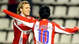 Atletico de Madrid&#039;s Kun Aguero celebrates with teammate Diego Forlan after scoring their first goal against Valladolid during a Spanish King Cup second leg football match at Zorrilla stadium in Valladolid, 16 January, 2008. AFP PHOTO/JAVIER SORIANO