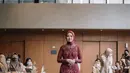 Kebaya merah marun tersebut kemudian dipadukan dengan bawahan songket yang senada, hijab segi empat merah marun, dan juga heels selop berpayet. (Instagram/ dindafirdausa.kebaya).