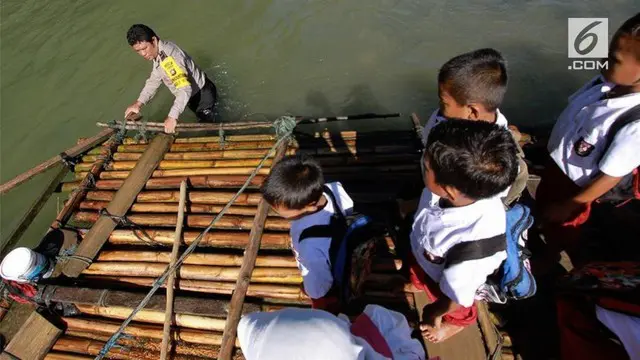 Ismet tak segan menceburkan diri dan memastikan para anak tak tenggelam.