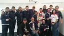 Reza Khomaini dari Bola.com berfoto bersama Rio Haryanto dan tim Campos Racing. 