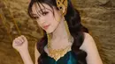Melengkapi tampilannya, Eca pun mengenakan aksesori keemasan. Mulai dari kalung besar model tradisional. Anting-anting yang on point panjang warna gold. Dan gelang di kedua tangannya. [@elsaajapasal]