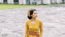 Pesona Maudy Ayunda dibalut kebaya brokat modern berwarna kuning. Kebaya ini memiliki desain klasik yang membalut tubuh Maudy Ayunda dengan amat apik. Padu padan wastra berwarna biru gelap semakin menyempurnakan penampilan Maudy secara keseluruhan di sini. [Foto: Instagram/maudyayunda]