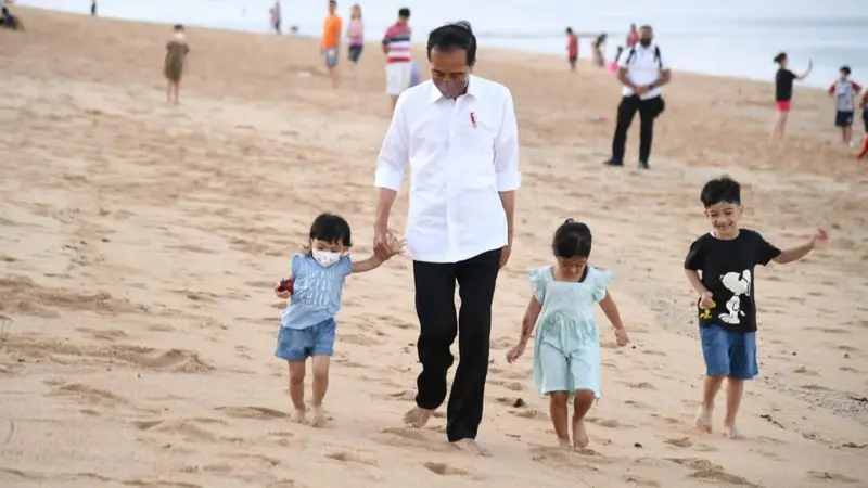 Presiden Jokowi mengajak cucunya bermain di Pantai Nusa Dua Bali di libur lebaran. (Setpres)