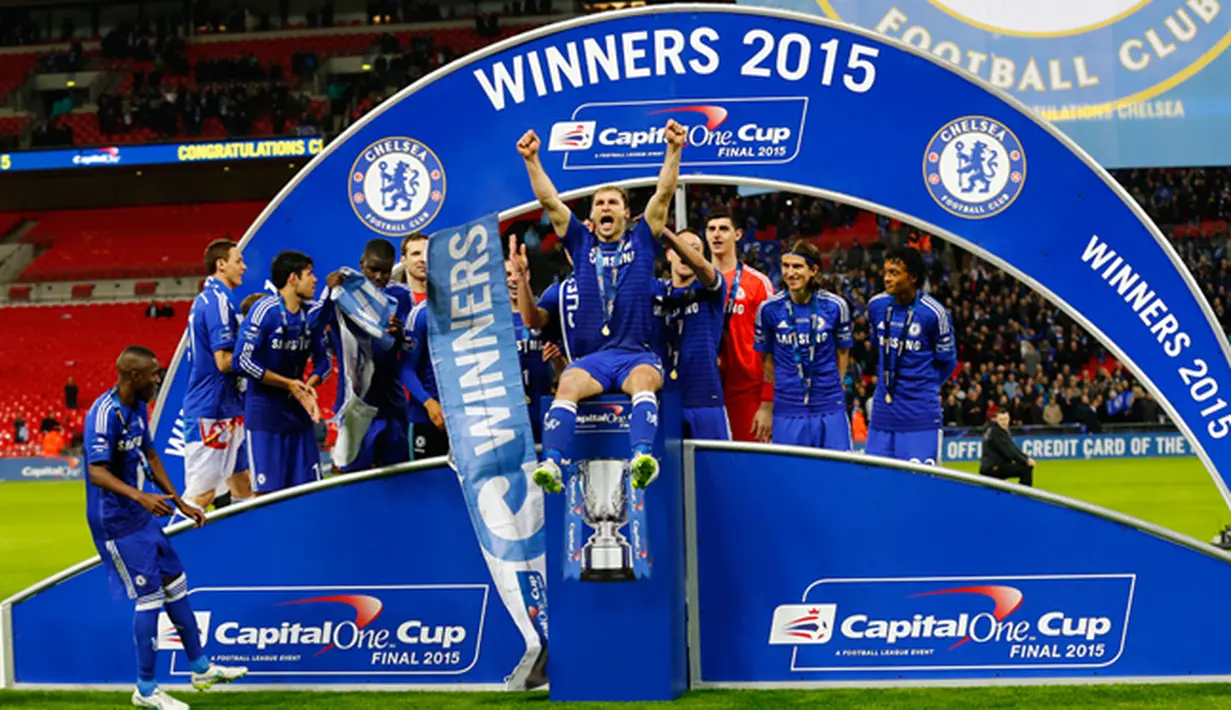 Pemain Chelsea merayakan kemenangan usai berhasil meraih juara pada laga final Piala Liga 2014/15 di Stadion Wembley, London, Minggu (1/3/2015). Chelsea menang 2-0 atas Tottenham Hotspur. (Reuters/Darren Staples)