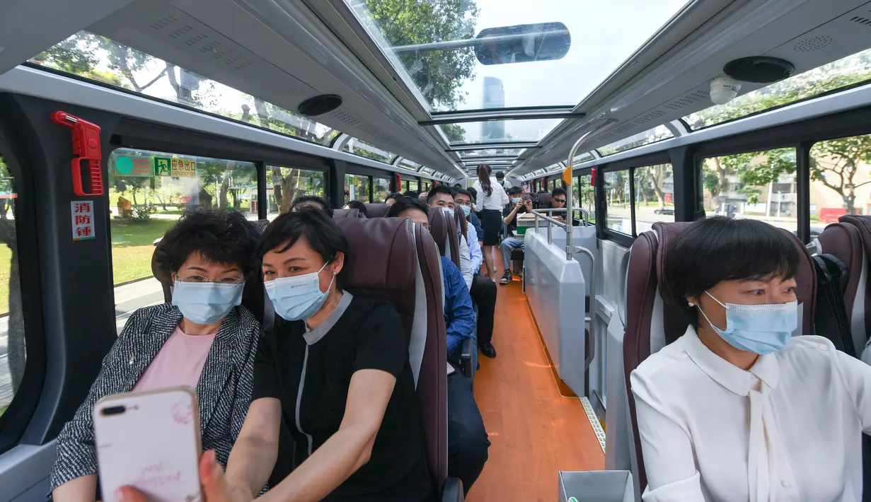 Orang-orang menaiki sebuah bus wisata di Shenzhen, Provinsi Guangdong, China selatan (22/10/2020). Shenzhen pada Kamis (22/10) meluncurkan tiga jalur bus wisata bagi wisatawan, yang masing-masing menampilkan budaya, teknologi, dan pemandangan malam kota tersebut. (Xinhua/Mao Siqian)