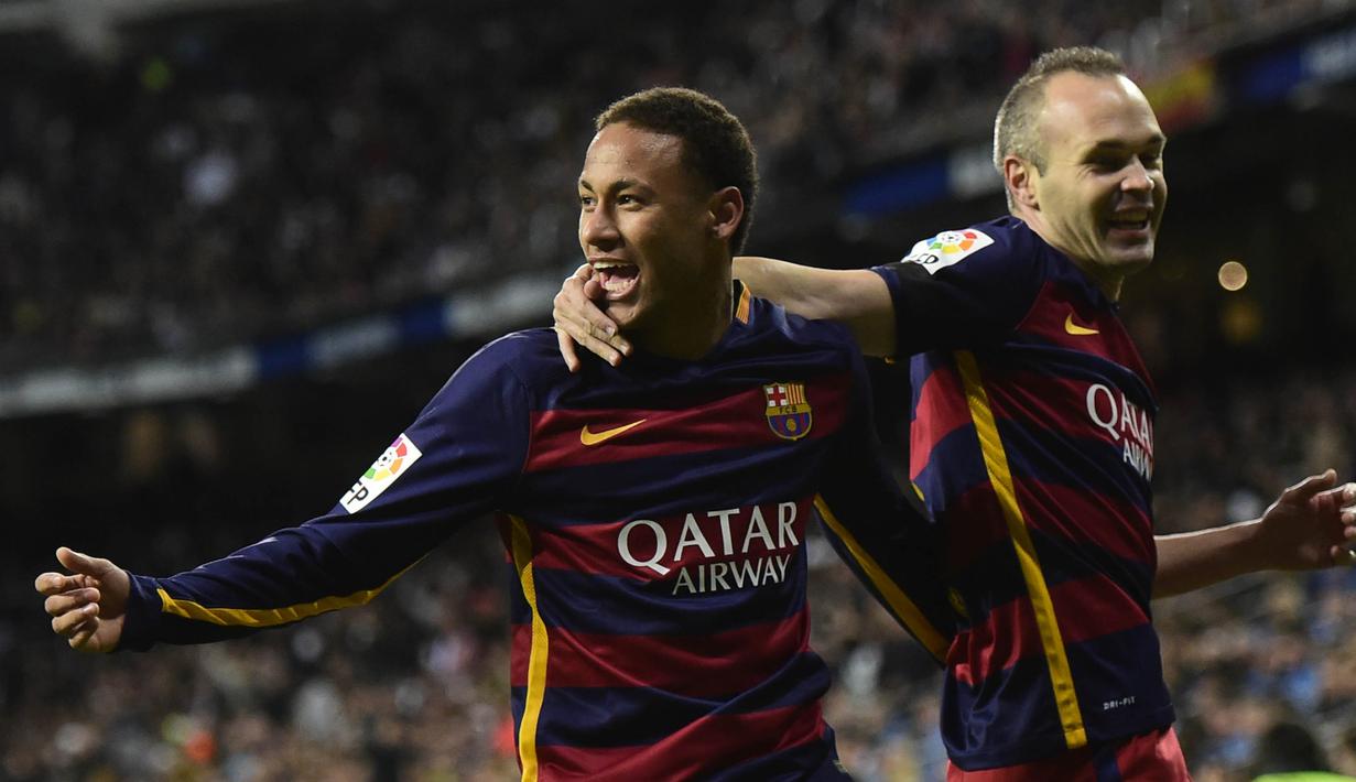 Striker Barcelona, Neymar, bersama Andres Iniesta merayakan gol yang dicetaknya ke gawang Real Madrid pada laga La Liga Spanyol di Stadion Camp Nou, Barcelona, Sabtu (21/11/2015). (AFP/Javier Soriano)