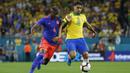 Gelandang Kolombia, Luis Orejuela, berebut bola dengan gelandang Brasil, Lucas Lima, pada laga persahabatan di Stadion Hard Rock, Florida, Jumat (6/9). Kedua negara bermain imbang 2-2. (AFP/Michael Reaves)