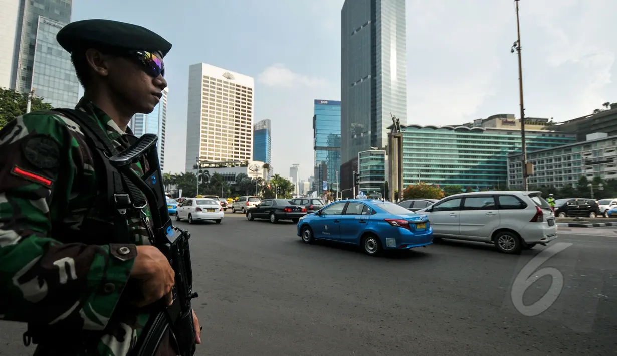 Sejumlah prajurit TNI melakukan pengamanan Konferensi Asia-Afrika di Kawasan Bunderan HI, Jakarta, Senin (20/4/2015). Pengamanan dilakukan untuk menjaga kelancaran KAA yang berlangsung 19-24 April 2015 di Jakarta dan Bandung. (Liputan6.com/Faizal Fanani)