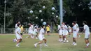 Tidak hanya kemenangan atas Myanmar besok, kepastian lolos dan tidaknya tim racikan pelatih Indra Sjafri juga akan ditentukan oleh hasil dari pertandingan Timnas Malaysia U-22 melawan Vietnam di Grup B. Tampak dalam foto, pemain Timnas Indonesia U-22 melakukan sesi latihan resmi jelang melawan Myamar pada matchday kedua Grup C SEA Games 2025. (Bola.com/ Bagaskara Lazuardi)