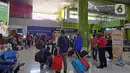 <p>Suasana penumpang kereta api jarak jauh di Stasiun Gambir, Jakarta Pusat, Rabu (21/12/2022). Jelang Natal dan Tahun Baru PT KAI mengantisipasi cuaca ekstrem dan daerah rawan, Daop 1 Jakarta menyiapkan Alat Material Untuk Siaga (AMUS) yang ditempatkan di lokasi rawan apabila terjadi hambatan akibat cuaca ekstrem seperti banjir, amblesan dan tanah longsor. AMUS yang siapkan berupa batu balas, bantalan rel, pasir, karung, besi (untuk jembatan), alat penambat rel, dan alat berat lainnya. (Liputan6.com/Johan Tallo)</p>