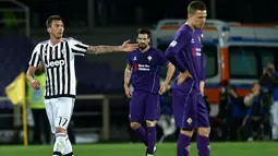 Ekspresi striker Juventus, Mario Mandzukic (kiri), setelah mencetak gol ke gawang Fiorentina dalam lanjutan Serie A di Stadion Artemio Franchi, Firenze, Senin (25/4/2016) dini hari WIB. (AFP/Alberto Pizzoli)