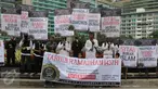 Sejumlah masa dari Jama'ah Ansharusy Syariah melakukan aksi Tarhib Ramadhan di Bundaran HI, Jakarta Pusat, Minggu (29/5). Aksi tersebut selain Tarhib Ramadhan mereka juga menolak ajaran syi'ah, Komunis dan kaum LGBT. (Liputan6.com/Herma Zakharia)