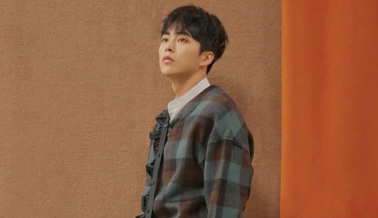 Pada pukul 7 hingga 8 pagi, Xiumin EXO berjalan-jalan supaya tubuhnya segar. Kemudian jam 8 sampai 9 pagi, ia baru boleh sarapan. (Foto: Soompi.com)