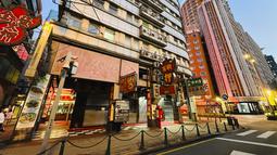 Toko-toko tutup di Makau, Senin (11/7/2022). Jalan-jalan di pusat perjudian terbesar di dunia, Makau, kosong pada Senin setelah kasino dan sebagian besar bisnis lainnya diperintahkan ditutup untuk menahan wabah virus corona terburuk. (AP Photo/Kong)