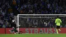 Jelang babak pertama usai, De Gea menjadi pahlawan di bawah mistar United lewat dua penyelamatan beruntun untuk menggagalkan peluang emas dua pemain Real Sociedad. (AP Photo/Alvaro Barrientos)