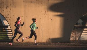 Ilustrasi olahraga lari di malam hari. (Image by Freepik)