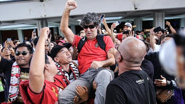 Suporter sambut Bali United (Liputan6.com / Dewi Divianta)