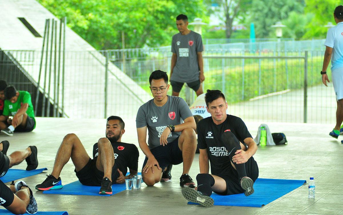 Pavel Purishkin terlihat ikut dalam sesi latihan PSM di Stadion Karebosi, Makassar, Rabu (9/8/2017). (Bola.com/Abdi Satria)