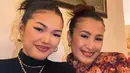 Liza Natalia memiliki putri yang sudah dewasa, ia adalah Queennara Latiza. Saat liburan ke Eropa bersama ibu dan anak ini justru terlihat seperti adik kakak. [@lizanataliaofficial]