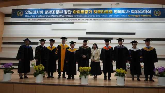Menteri Koordinator Bidang Perekonomian Airlangga Hartarto mendapat anugerah Doktor Honoris Causa dari Gyeongsang National University (GNU) di Kota Jinju, Korea Selatan, Selasa (21/5/2024). (Dok Kemenko Perekonomian)