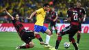 Penyerang Brasil,  Fred, berusaha melewati pemain Jerman pada laga semifinal Piala Dunia 2014 di Stadion The Mineirao (8/7/2014). Jerman menang 7-1 atas Brasil. (AFP/Christophe Simon)