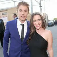 Justin Bieber dan ibundanya, Pattie Mallette. (CHRISTOPHER POLK / GETTY IMAGES NORTH AMERICA / AFP)