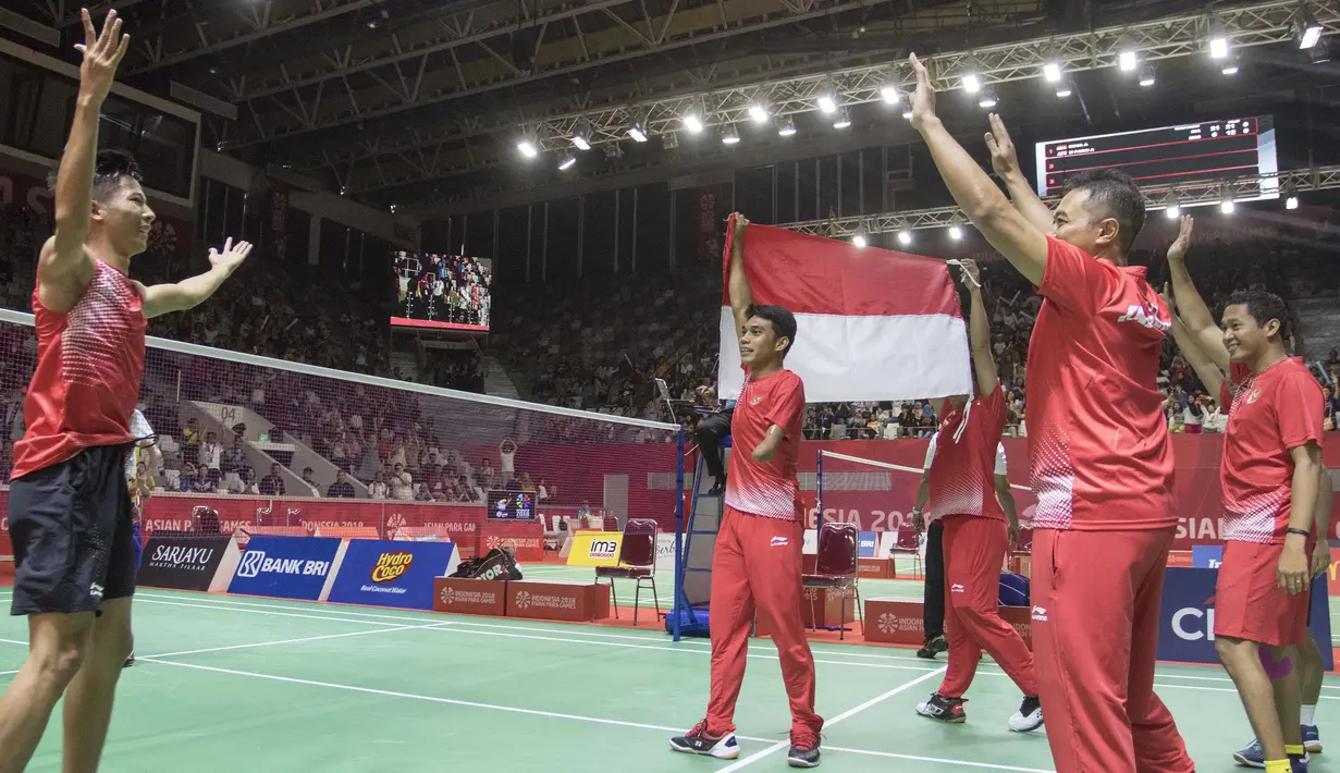 Selebrasi para pebulutangkis Indonesia usai berhasil meraih medali emas beregu Asian Para Games di Istora Senayan, Jakarta, Minggu (7/10/2018). (Bola.com/Peksi Cahyo)