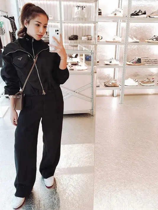 Nikita Willy juga tampil simple dengan pakaian serba hitamnya, namun tetap terlihat mewah mengenakan jaket Prada dan slingbag Hermesnya. @nikitawillyofficial94