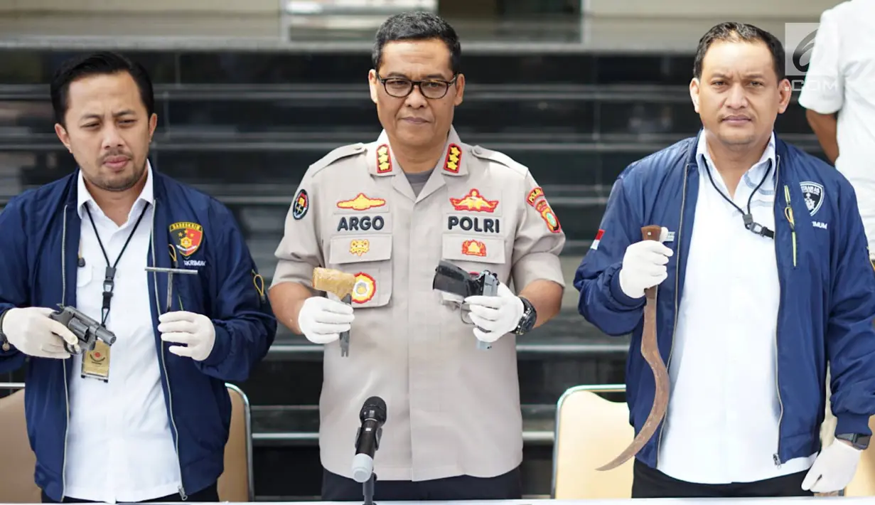 Kabid Humas Polda Metro Jaya Kombes Pol Argo Yuwono (tengah) menunjukkan barang bukti kasus pencurian dengan pemberatan dalam rilis di Polda Metro Jaya, Jakarta, Selasa (23/7/2019). Polisi meringkus empat tersangka pada dua kasus berbeda. (Liputan6.com/Immanuel Antonius)