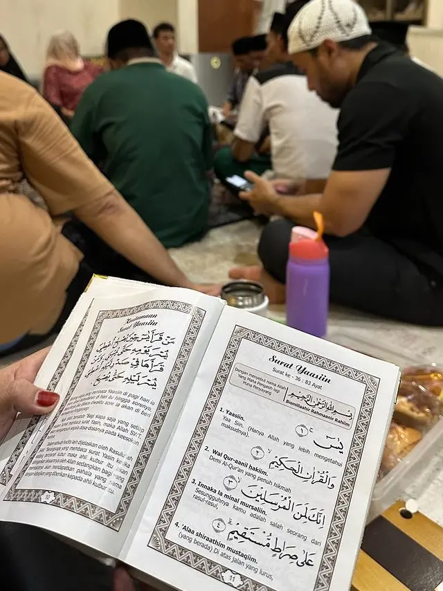 6 Potret Fitri Carlina di Momen Tahlilan Meninggalnya Stevie Agnecya