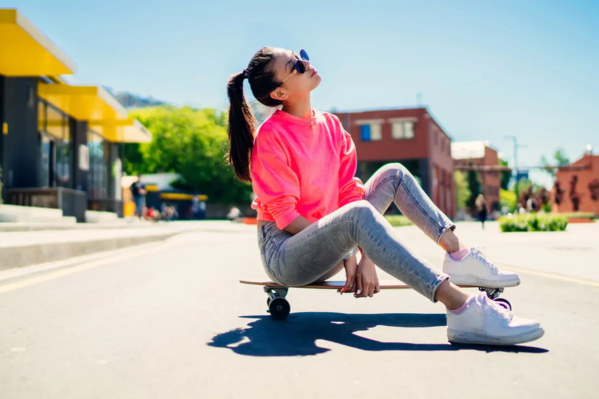 Rekomendasi Sneakers yang Lagi Tren, Pasti Bikin Penampilan Jadi Makin Kece!