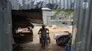 Warga beraktivitas di lokasi pembangunan Pasar Blok A Fatmawati, Jakarta, Rabu (3/10). Hampir tiga tahun pembangunan kembali Pasar Blok A Fatmawati mangkrak karena dalam pelaksanaannya menemui sejumlah hambatan. (Liputan6.com/Herman Zakharia)