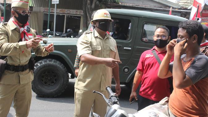 'Pejuang 45' Blora bagikan masker untuk warga yang kenakan masker. (Foto: Liputan6.com/Adirin)