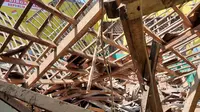 Hujan dan angin kencang yang melanda Karawang, Kamis (28/5/2020), menyebabkan atap bangunan Sekolah Dasar Negeri Sarimulya 1 di Desa Sarimulya, Kecanatan Kotabaru, ambruk. (Liputan6.com/ Abramena)