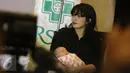 Ussy Sulistiawaty saat menggelar konferensi pers usai kelahiran anak ke-4 mereka di RS Pondok Indah, Jakarta, Senin (6/3). Anak ke-4 mereka berjenis kelamin perempuan yang memiliki berat badan 3,75kg dan panjang 40cm. (Liputan6.com/Herman Zakharia)
