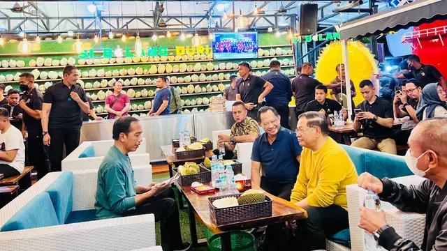 Presiden Jokowi mengajak seluruh menteri yang ikut serta dalam kunjungan kerjanya ke Medan, Sumatera Utara, untuk makan durian bersama (Laily Rachev - Biro Pers Sekretariat Presiden)