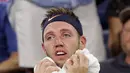 Petenis Amerika Serikat, Jack Sock menaruh  handuk es di kepalanya karena kepanasan saat istirahat bertanding melawan Nikoloz Basilashvili asal Georgia di putaran kedua AS Terbuka, New York, Rabu (29/8). (AP Photo/Jason DeCrow)