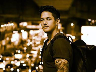 Pesepak bola tampan asal Indonesia, Irfan Bachdim berpose saat jeda kompetisi J2 League di Jepang. (Instagram)