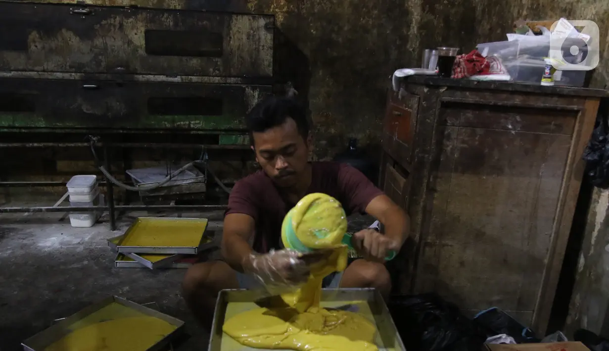 Pekerja menyelesaikan pembuatan kue kering di Jakarta, Rabu (30/9/2020). Kemenkop UKM menyatakan realisasi penyaluran bantuan presiden (Banpres) produktif untuk UMKM senilai 2,4 juta/UKM hingga 21 September 2020 mencapai 5.909.647 usaha mikro atau sekitar 64,50 persen. (Liputan6.com/Angga Yuniar)