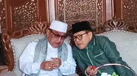 Ketua Umum PKB sekaligus bakal cawapres Muhaimin Iskandar (Cak Imin) menyambangi kediaman putra dari Wahab Hasbullah, Ketua PBNU KH Hasib Wahab Hasbullah. (Merdeka.com/ Nur Habibie)