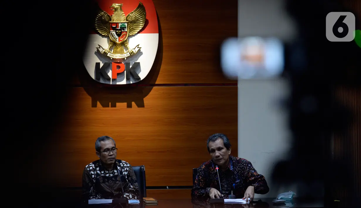 Wakil Ketua KPK Alexander Marwata dan Deputi Pencegahan KPK Pahala Nainggolan memberikan keterangan, Jakarta, Kamis (18/6/2020). Kerugian diantaranya jumlah peserta pada proses pendaftaran, kerjasama Kemitraan Platform, Program yang fiktif dan tidak efektif. (merdeka.com/Dwi Narwoko)